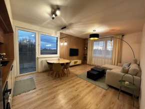 Brand New 2 Bedroom apartment by the airport - FREE PARKING